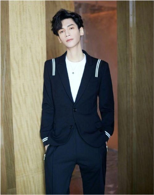 娱乐吃瓜罗云熙,从娱乐吃瓜到人气飙升，他的蜕变之路  第3张