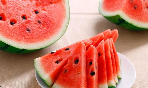 康县网红吃瓜原视频,揭秘当地美食文化魅力  第3张